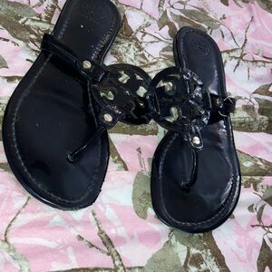 Tory Burch Black Patent Logo-Detail Thong Sandals - Women